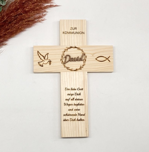 Natürliches Holzkreuz zur Kommunion mit eingraviertem Namen „David“ in der Farbe braun und christlichen Symbolen.
