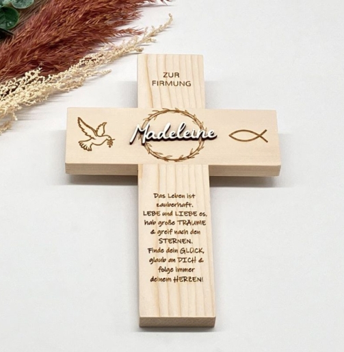Personalisiertes Holzkreuz zur Firmung in Weiß mit Name „Madeleine“ und Gravur