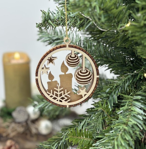 Runder Holz Weihnachtsanhänger in 3D-Optik mit Kerzen, Christbaumkugeln, Sternen und Schneeflocke, dekorativ an einem grünen Weihnachtsbaum aufgehängt – rustikale Weihnachtsdeko aus Holz.