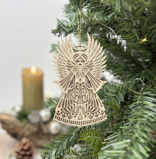 Nahaufnahme eines filigranen Holzengels mit Heiligenschein, gemustertem Kleid und goldfarbenem Aufhängeband am Weihnachtsbaum.