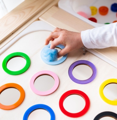 Farbsortierspiel mit Sortierfarbenplatte für Vorschulkinder