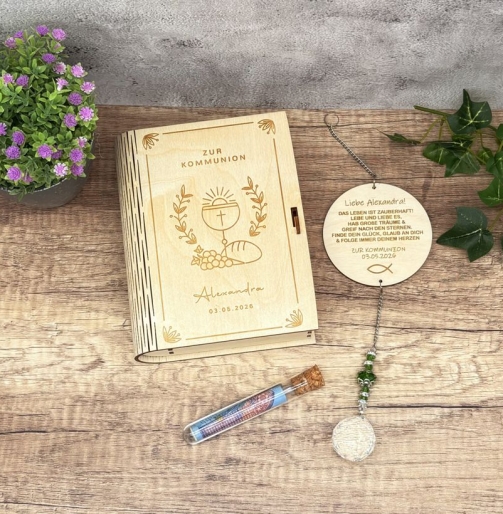 Geschenkbox zur Kommunion mit Sonnenfänger und Reagenzglas als personalisiertes Geschenk zur Kommunion