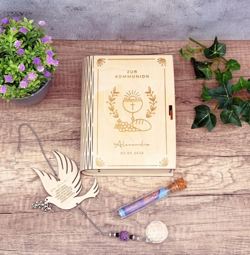 Geschenkbox zur Kommunion mit Sonnenfänger Taube und Reagenzglas als personalisiertes Geschenk zur Kommunion
