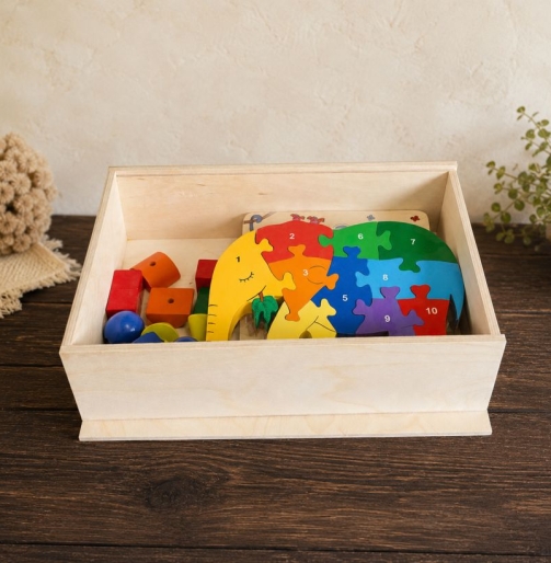 Hohe Erinnerungsbox aus Holz, befüllt mit Holzpuzzle und Holzspielzeug