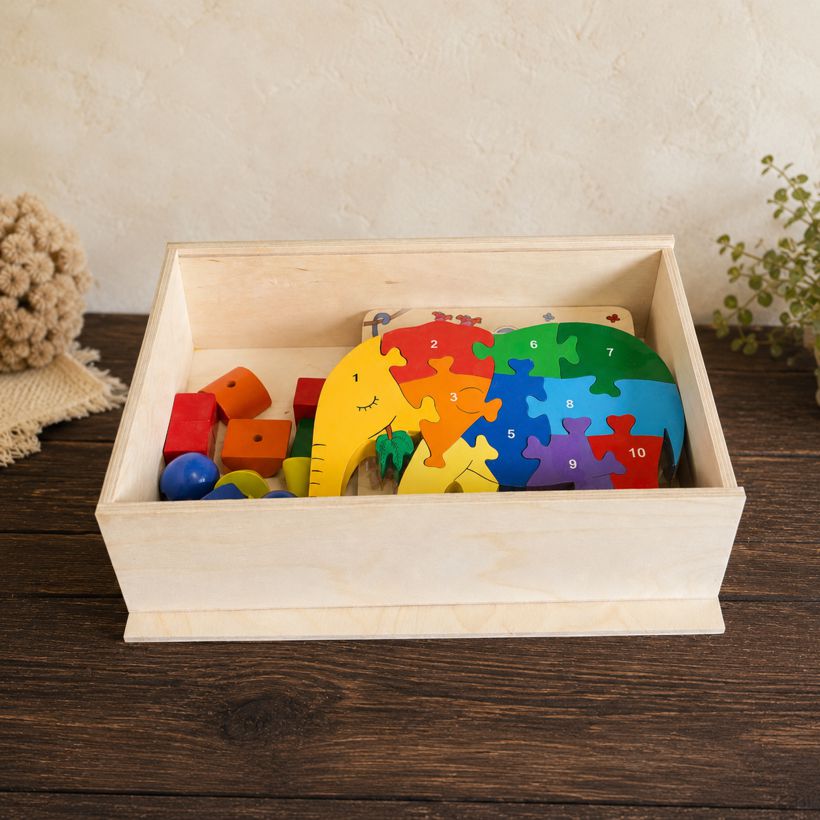 Hohe Erinnerungsbox aus Holz, befüllt mit Holzpuzzle und Holzspielzeug
