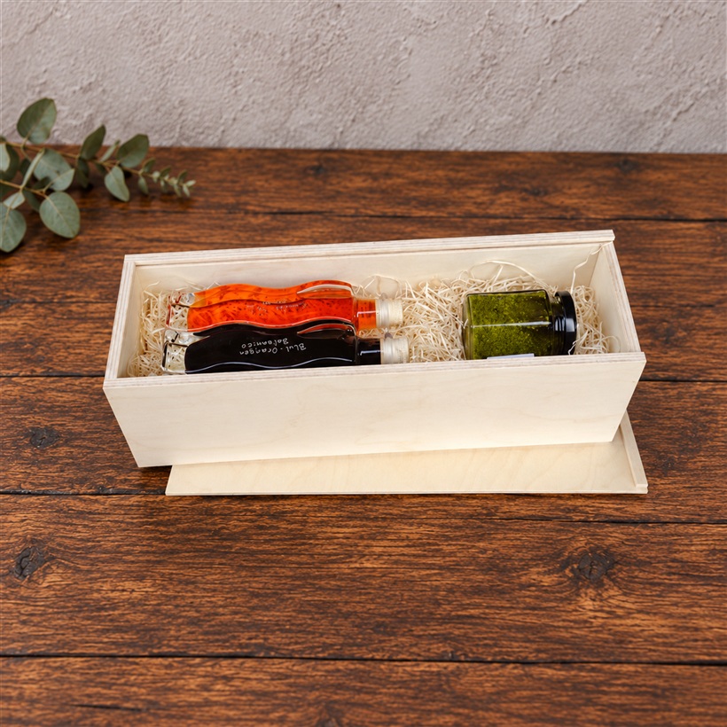 Holzkiste 35 x 10,5 x 10,5 cm mit Essig, Öl und Pesto auf Holzwolle