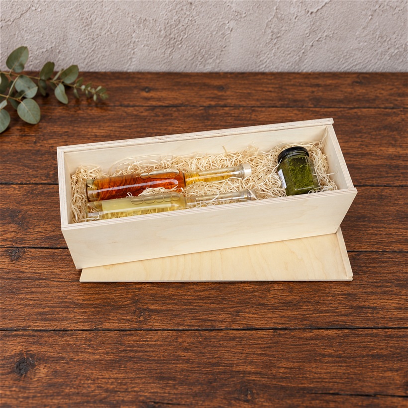 Holzkiste 40 x 12 x 12 cm mit Öl, Essig und Pesto auf Holzwolle