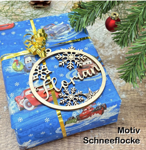 Geschenkanhänger Motiv Schneeflocke mit Namen „Florian“ auf einem Geschenk