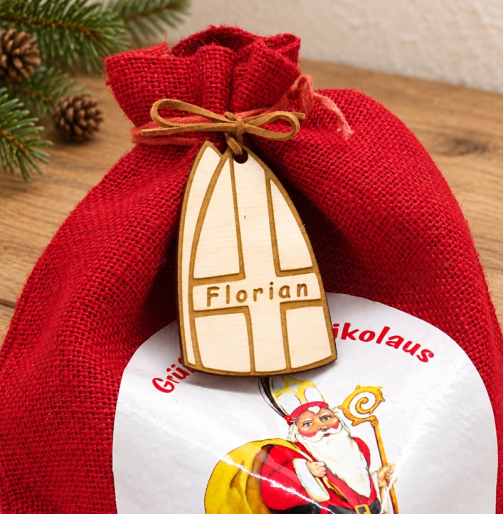 Namensanhänger in Form einer Bischofsmütze mit Gravur „Florian“ an einem Nikolaussack