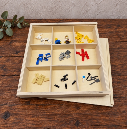 Sortierbox 24 x 24 x 3,6 cm mit 9 Fächern, befüllt mit Bausteinen und Spielfiguren