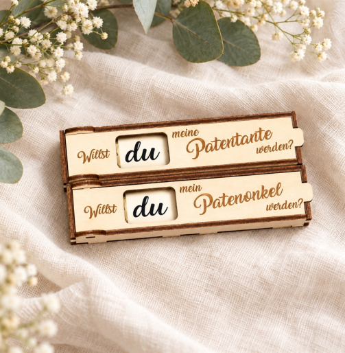 Zwei gravierte Schokoboxen aus Holz mit „Willst du meine Patentante werden?“ und „Willst du mein Patenonkel werden?“