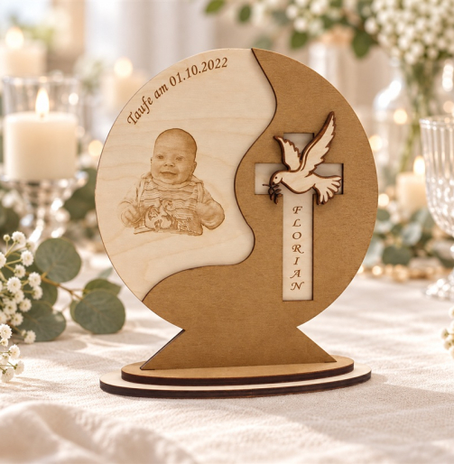 Taufschild aus Holz mit graviertem Babyfoto, Taufdatum, Kreuz, Taube und Namen Florian, Hintergrund braun gebeizt, auf der Tauftafel